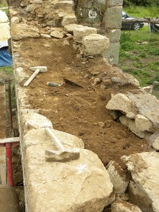 Mur en pierres de granit en cours de remontage par Pierre Delagnes