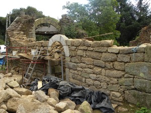 Mur avec ouvertures en cours de remontage par Pierre Delagnes