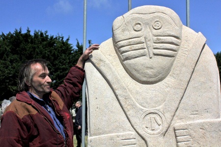 Pierre delagnes et sa sculpture monumentale à Gâvres